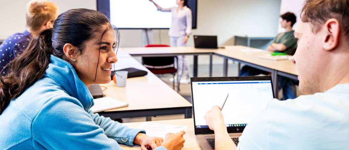 De studenten van de Master Engineering Systems Automotive Systems overleggen in de klas op IPKW.