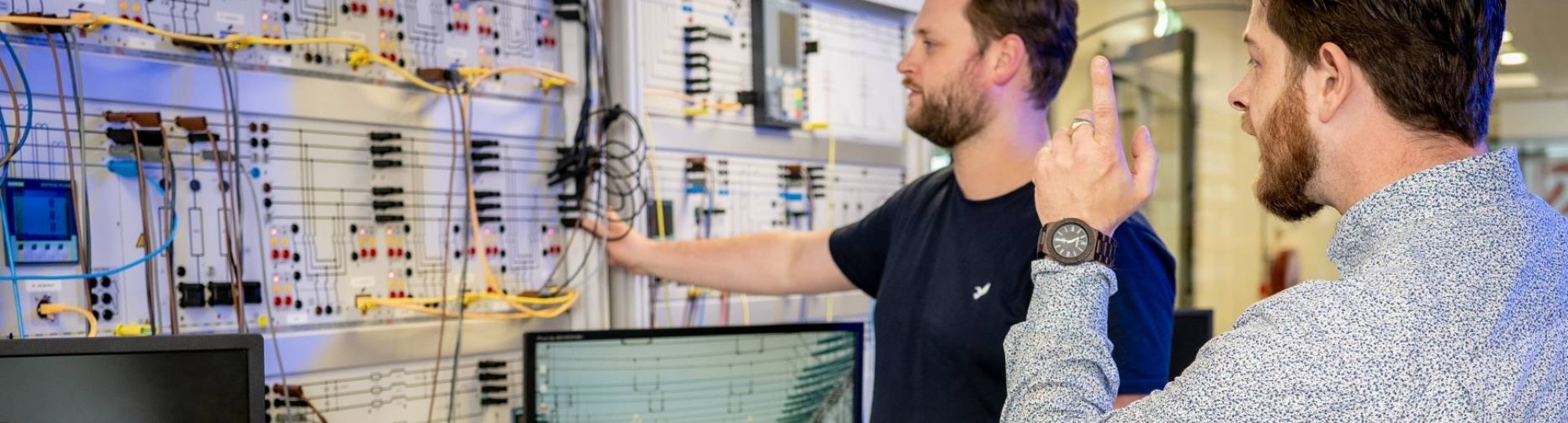 Master Engineering Systems Sustainable Energy student en docent bij de Lucas Nulle panelen.