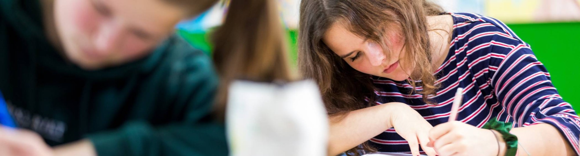 Twee ALPO studenten aan het schrijven in de klas