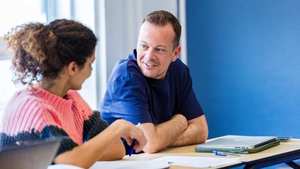 Man en vrouw zijn is overleg tijdens de cursus acute pijn service.