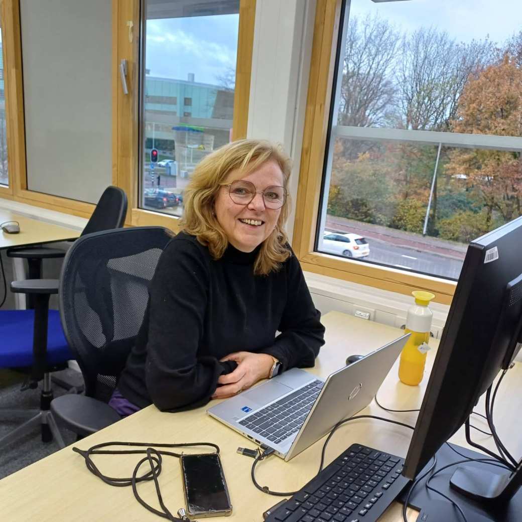 Willemien Manders achter een bureau