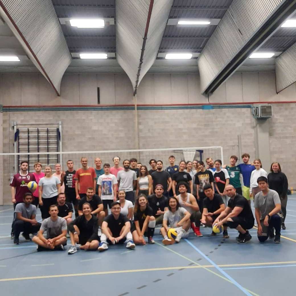 Studenten van verschillende culturen in de ISB-community spelen volleybal en leren elkaar kennen