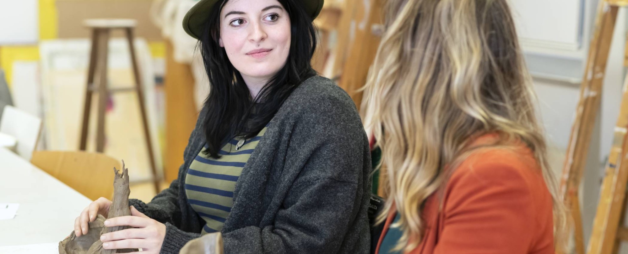 Studenten Master Vaktherapie – Beeldende Therapie – tijdens boetseren.