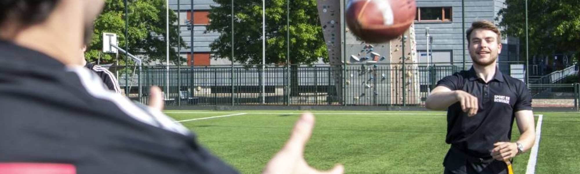 sport sportkunde en alo studenten en docenten op sportveld en gymzaal