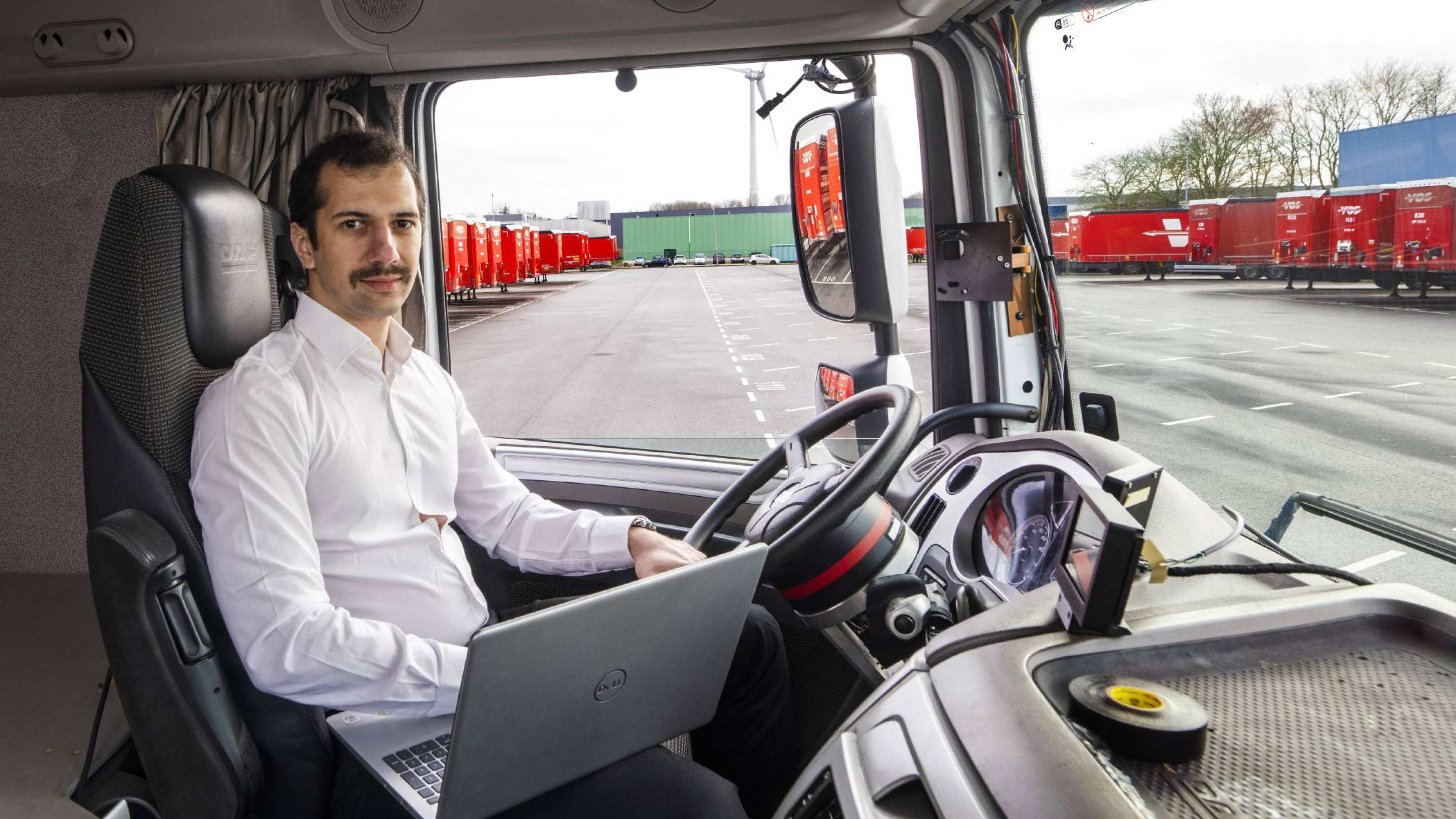 Ambitieuze Master Engineering Systems student bouwt aan de toekomst in Intelligent Mobility. Automotive student Radu Firtat in de truck van V-tron.