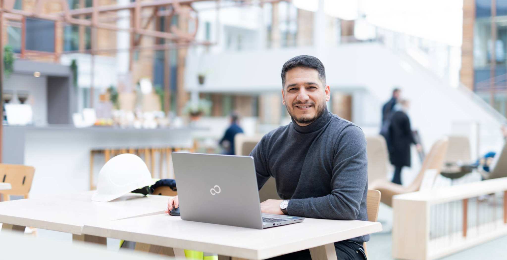 Rezan Rasoul op kantoor aan het werk bij Alliander