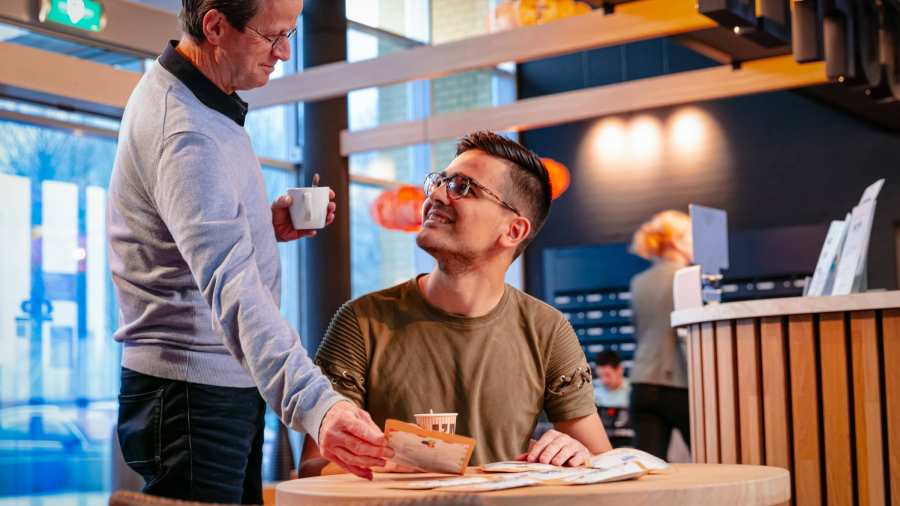 Begeleider en student. Centrum voor ondernemerschap. Joey Fennema, Karel Rietdijk