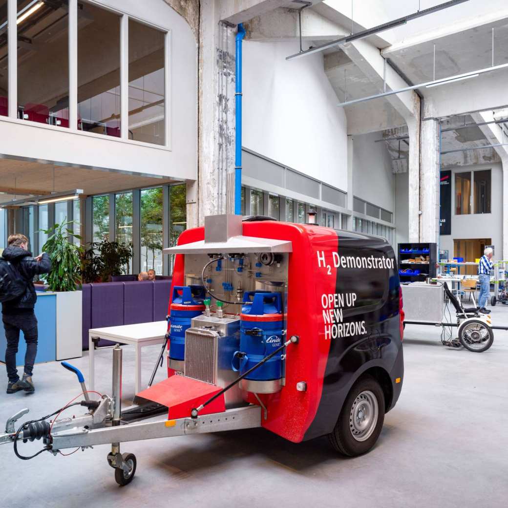 Overzichtsfoto van de grote hal, de grote ruimte, Mobility lab, van HAN at Connectr op het IPKW.
In de hal zie je de waterstof bakfiets en de H2-demonstrator, ook zie je het voertuig MORE. Automotive Research