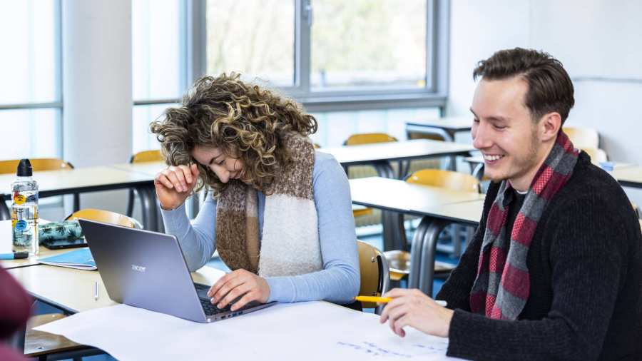 International SocialWork, 2 studenten lachen, college, creatief