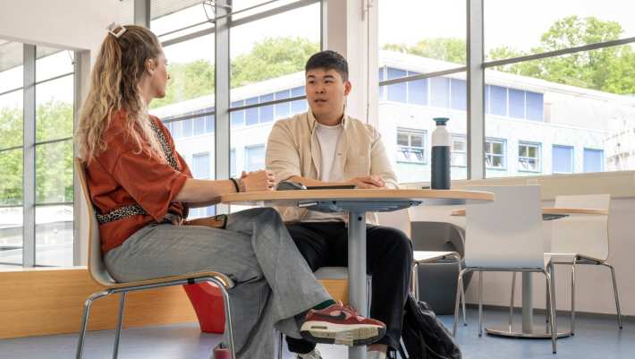 docent en student praten over klachten, bezwaren of geschillen