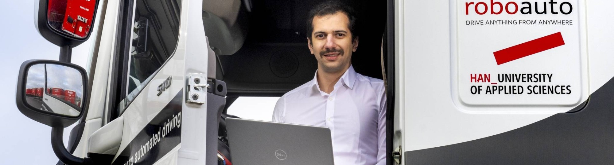 Master Engineering Systems student Radu Firtat in de truck van V-tron. Foto: Gerard Burgers.