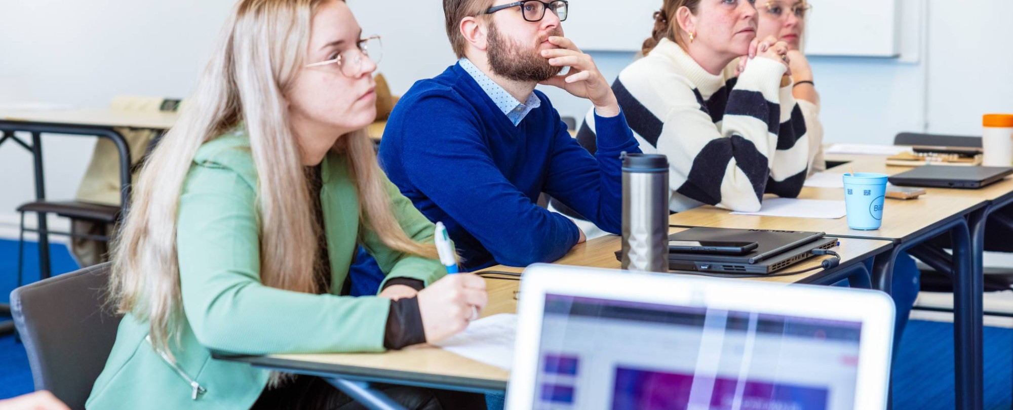 Twee mannen en twee vrouwen pratend aan een tafel