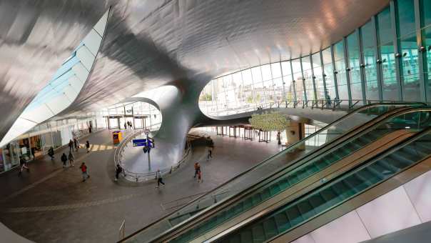 Centraal station Arnhem met zijn parametrische vormen