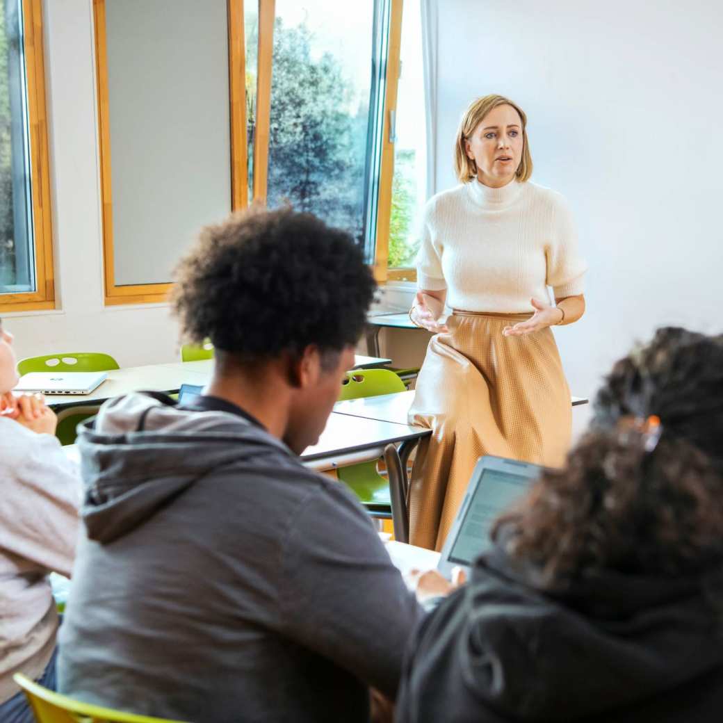 docent geeft uitleg voor een groep studenten