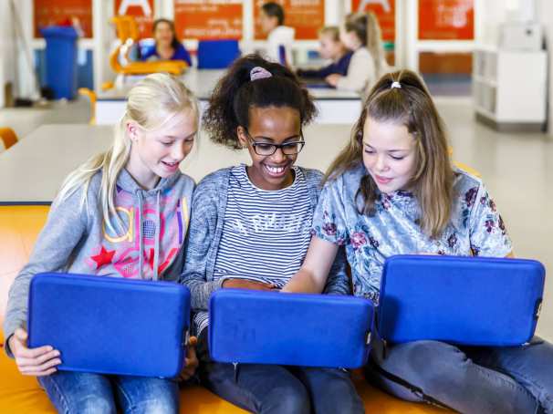 studenten werken op laptop