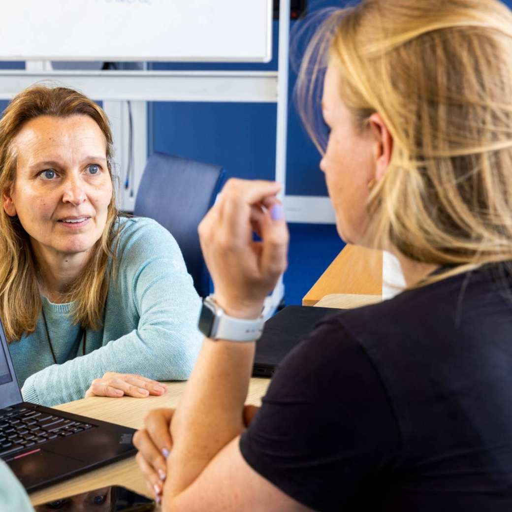 Studenten van de master pedagogiek volgen een les op de groenewoudseweg