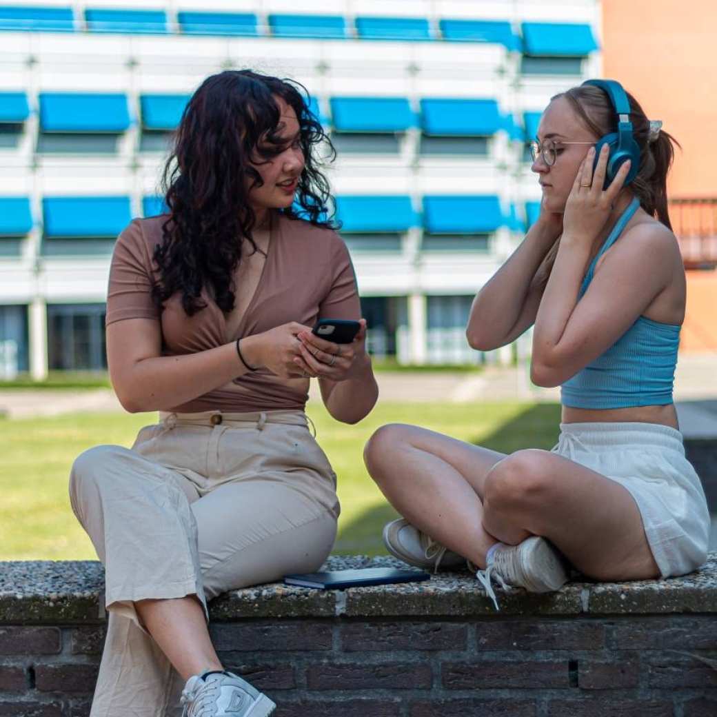 Communication studenten tijdens hun pauze op de HAN campus in Arnhem