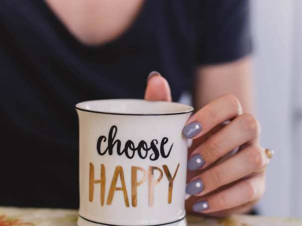 Werkgeluk! Kop koffie met tekst "Choose Happy"