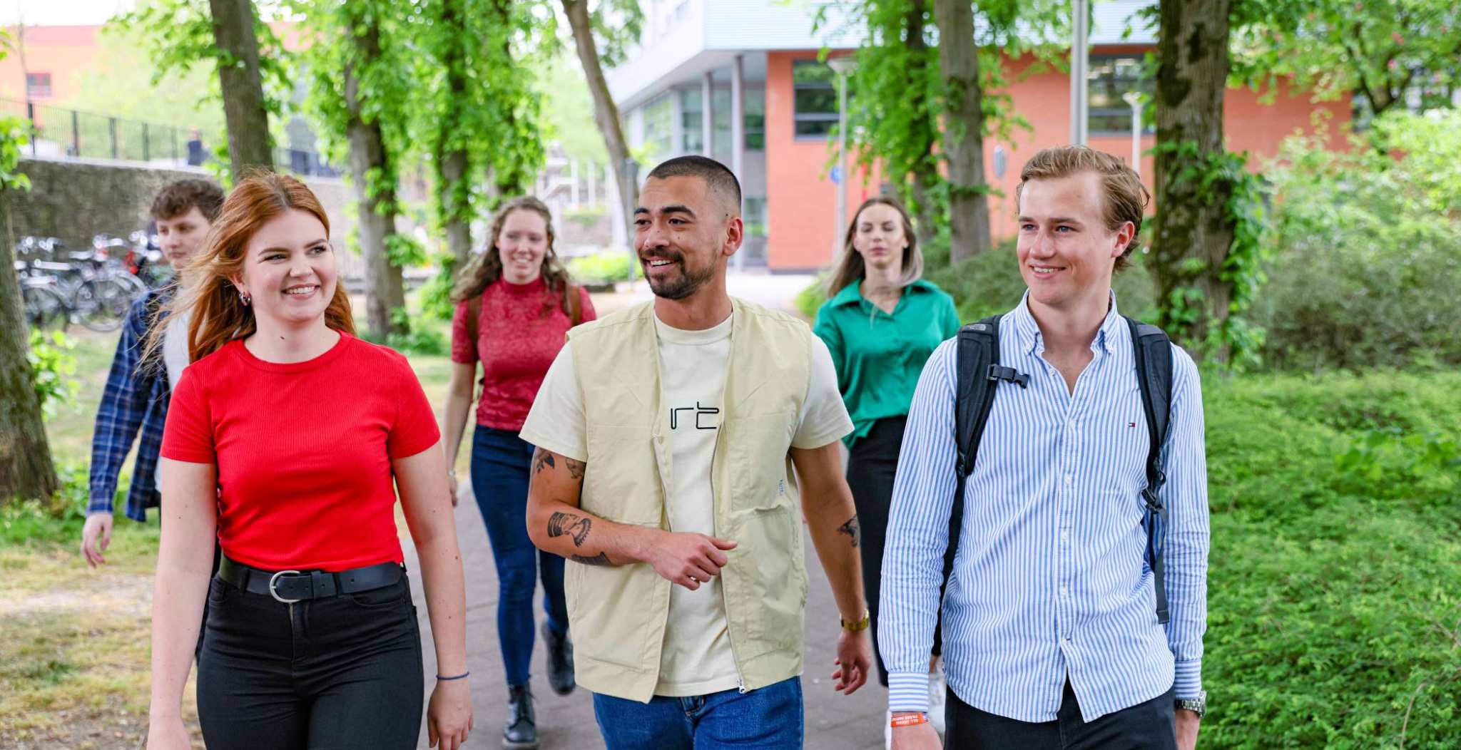 Studenten lopen buiten op de campus in Nijmegen