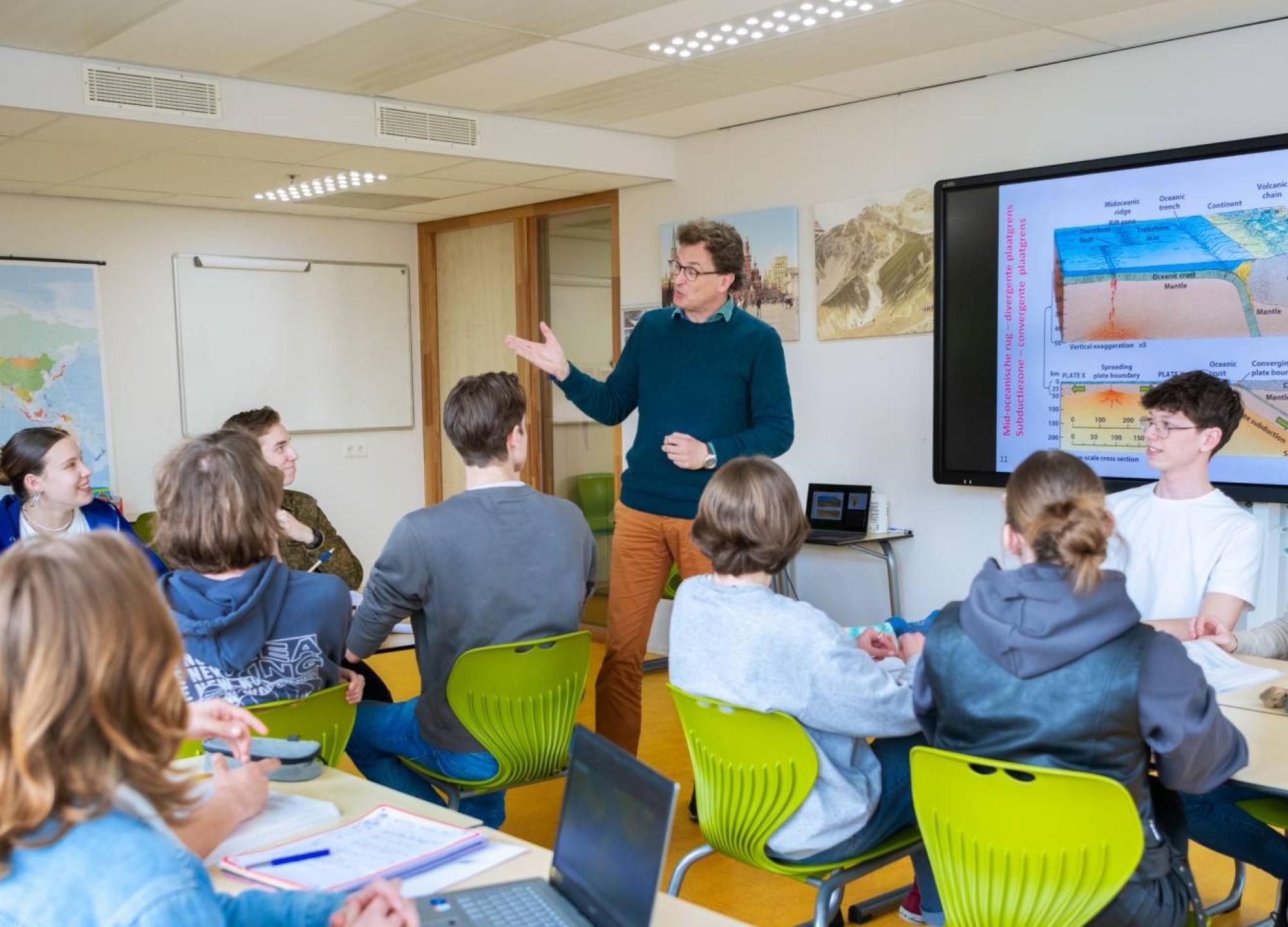 Docent geeft les aan groepje leerlingen in het voortgezet onderwijs