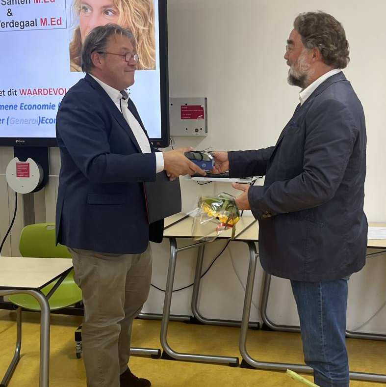 Afgestudeerde student Master Leraar Algemene Economie, Jan Verdegaal, krijgt zijn diploma uitgereikt door Henk Delger