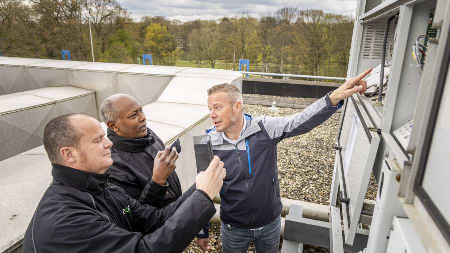Drie Vastgoedinspecteurs overleggen tijdens een inspectie.