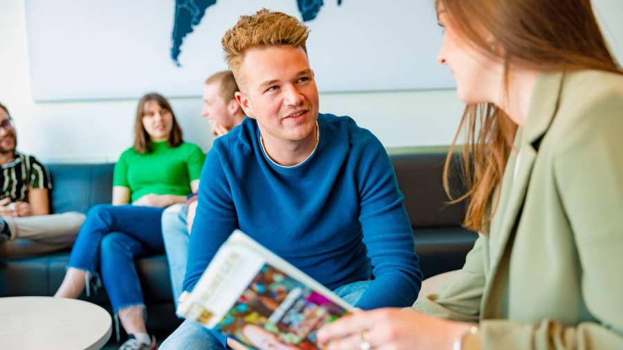 Studenten Opleidingskunde in gesprek op de HAN