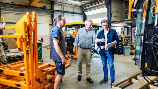 Technische Bedrijfskunde student overlegt op de werkvloer.