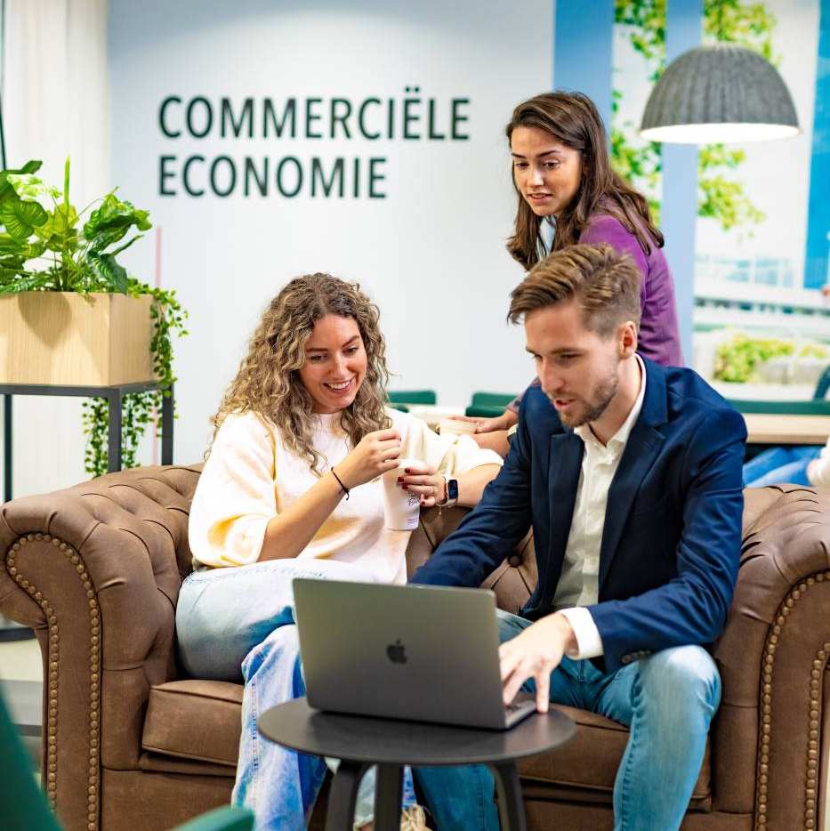 Groepje duaal studenten van de bachelor Commerciële Economie werken op laptop samen op laptop op de HAN campus Arnhem.