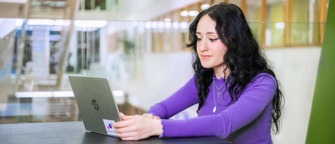 Deeltijdstudent schrijft zich in op een laptop.