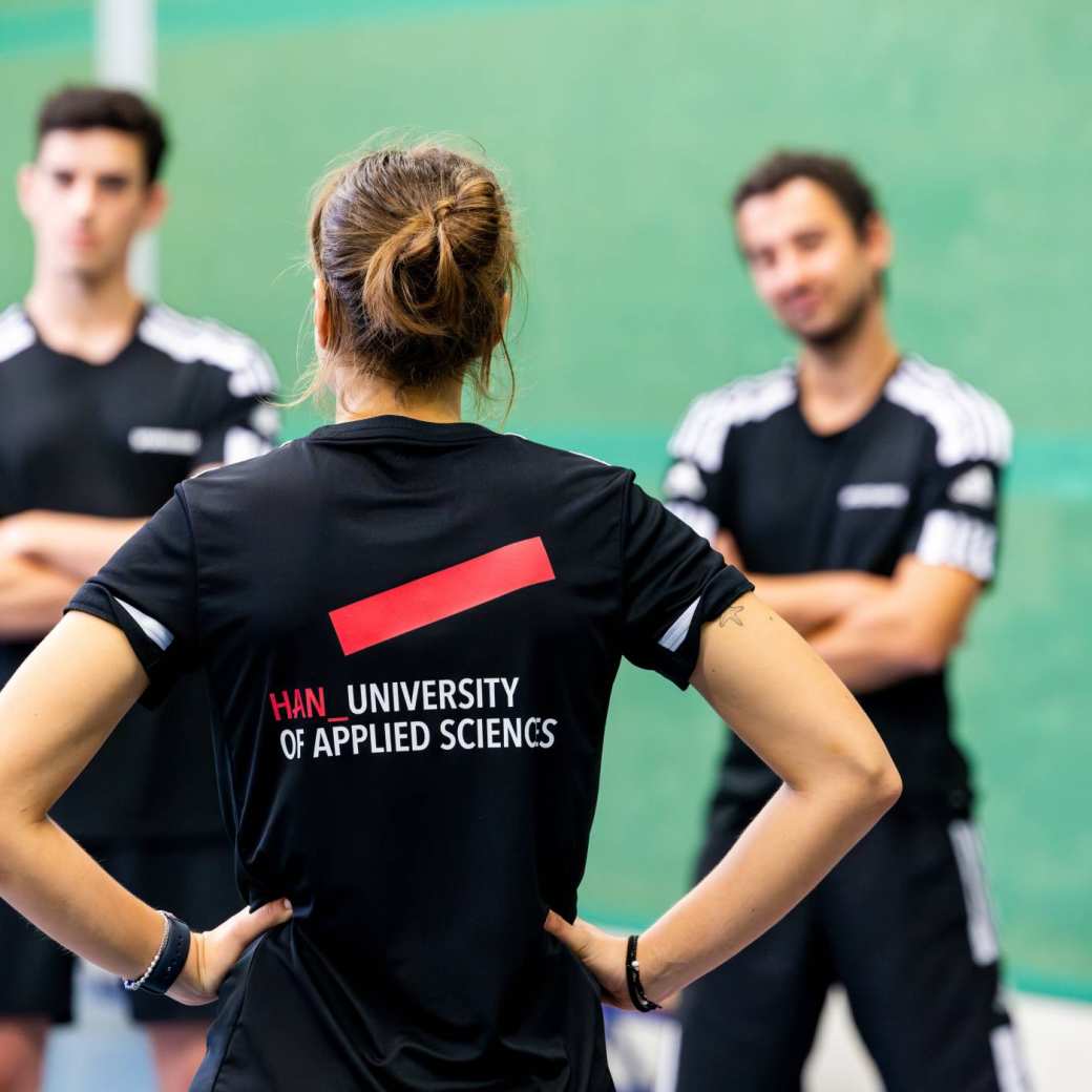 sportkunde deeltijd student instrueert andere studenten in de zaal 2024