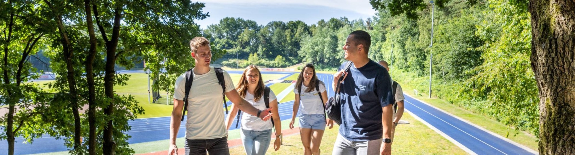 master sport- en beweeginnovatie voltijd studenten lopen buiten bij atletiekbaan justin mano saskia tristan 2022