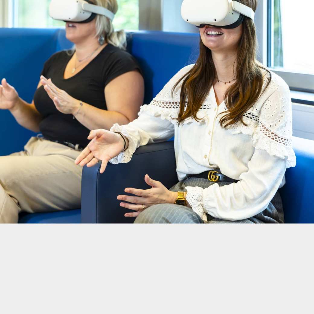 2 studenten met een VR-bril 