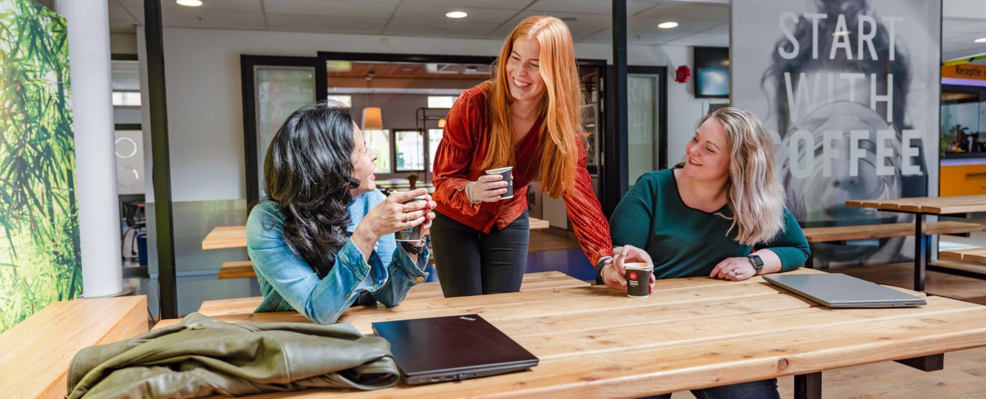 Studenten van de opleiding Leren en Veranderen met Technologie zitten tijdens de pauze in de Brew op de HAN-campus