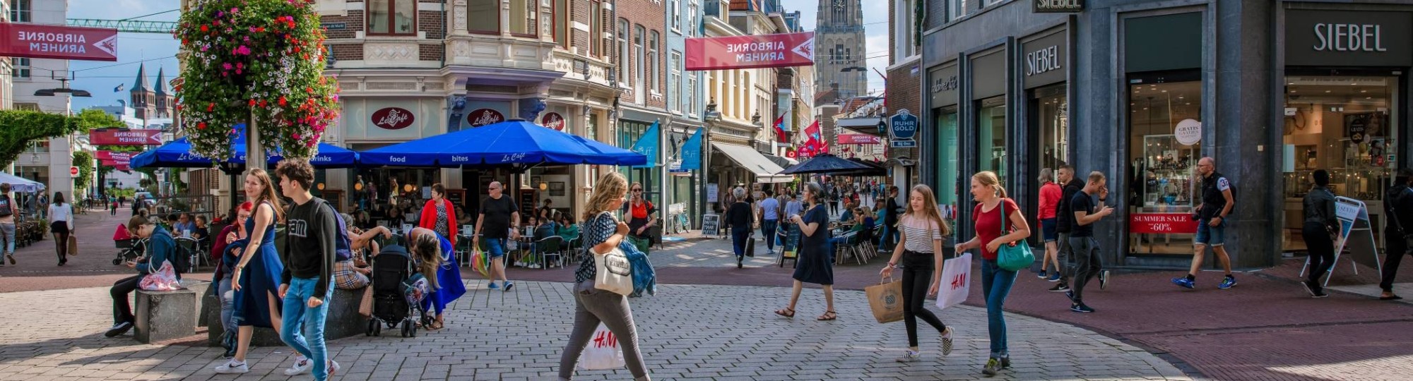 Arnhem winkelstraat met kerk