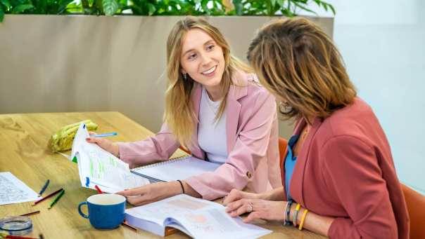 Twee studenten praten over boek