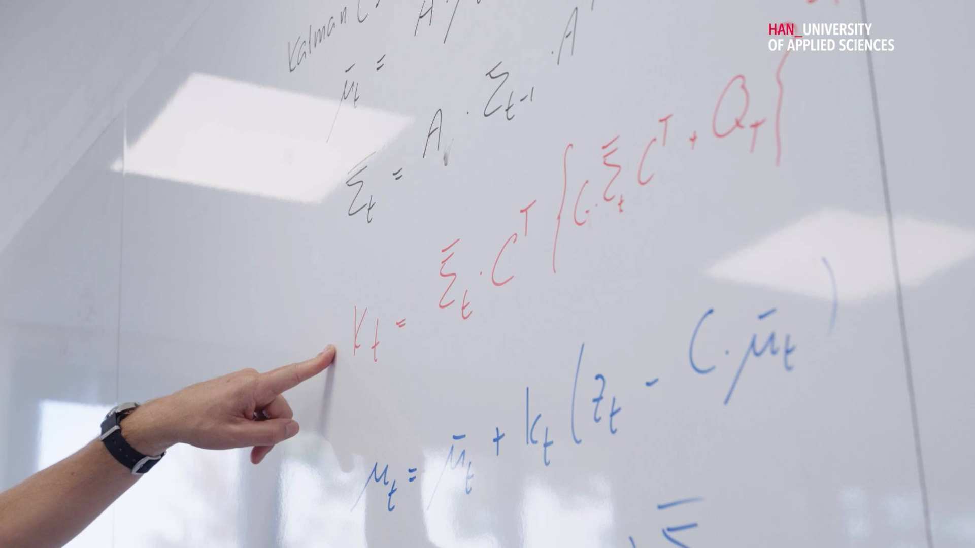 Videostill van whiteboard uit een hbo-ict les met wiskundige opgaven