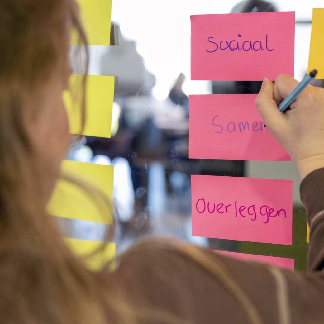 Docent in gesprek met deeltijdstudent.