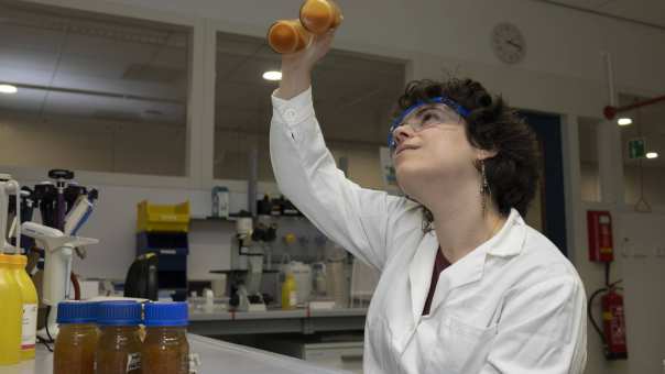 Laura Claret Fernandez van HAN BioCentre met onderzoek naar kunstleer