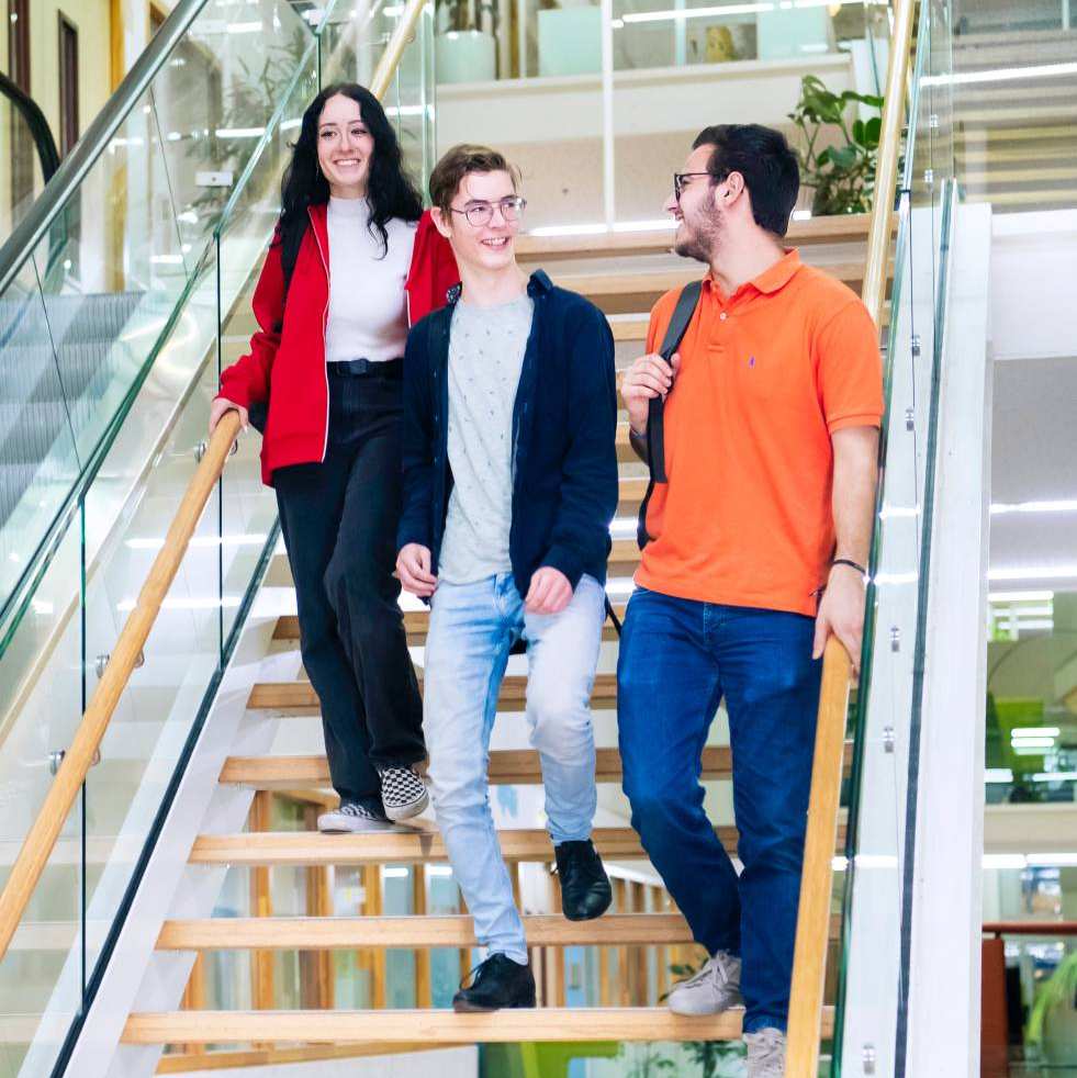 Drie studenten Leraar Scheikunde lopen de trap af in het I/O-gebouw.