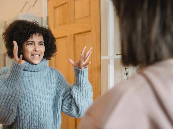 Vrouw maakt ruzie met andere vrouw