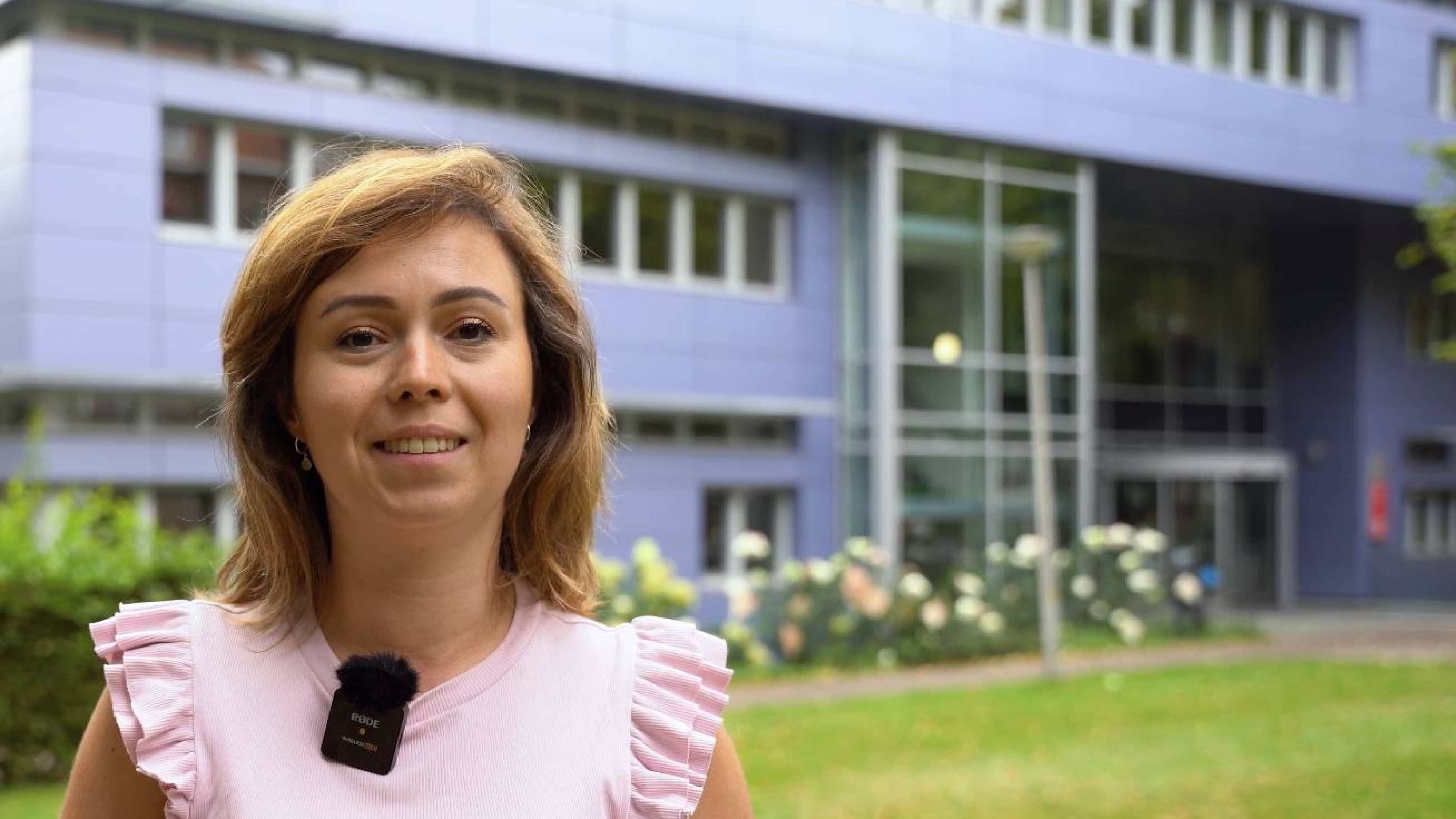 Portret van deeltijdstudent Maaike Rietveld op de HAN campus in Nijmegen (Laan van Scheut 10).