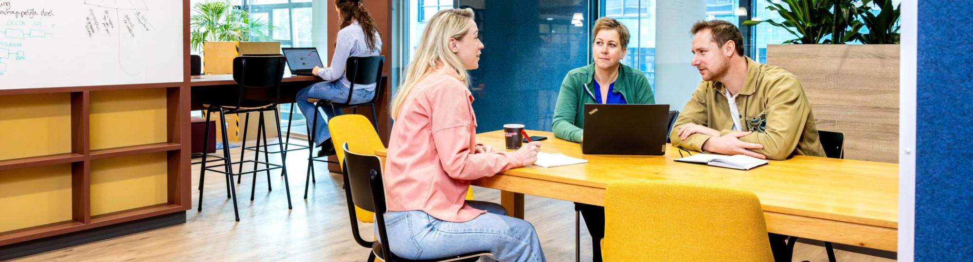 Mkb bedrijf aan tafel met Marij