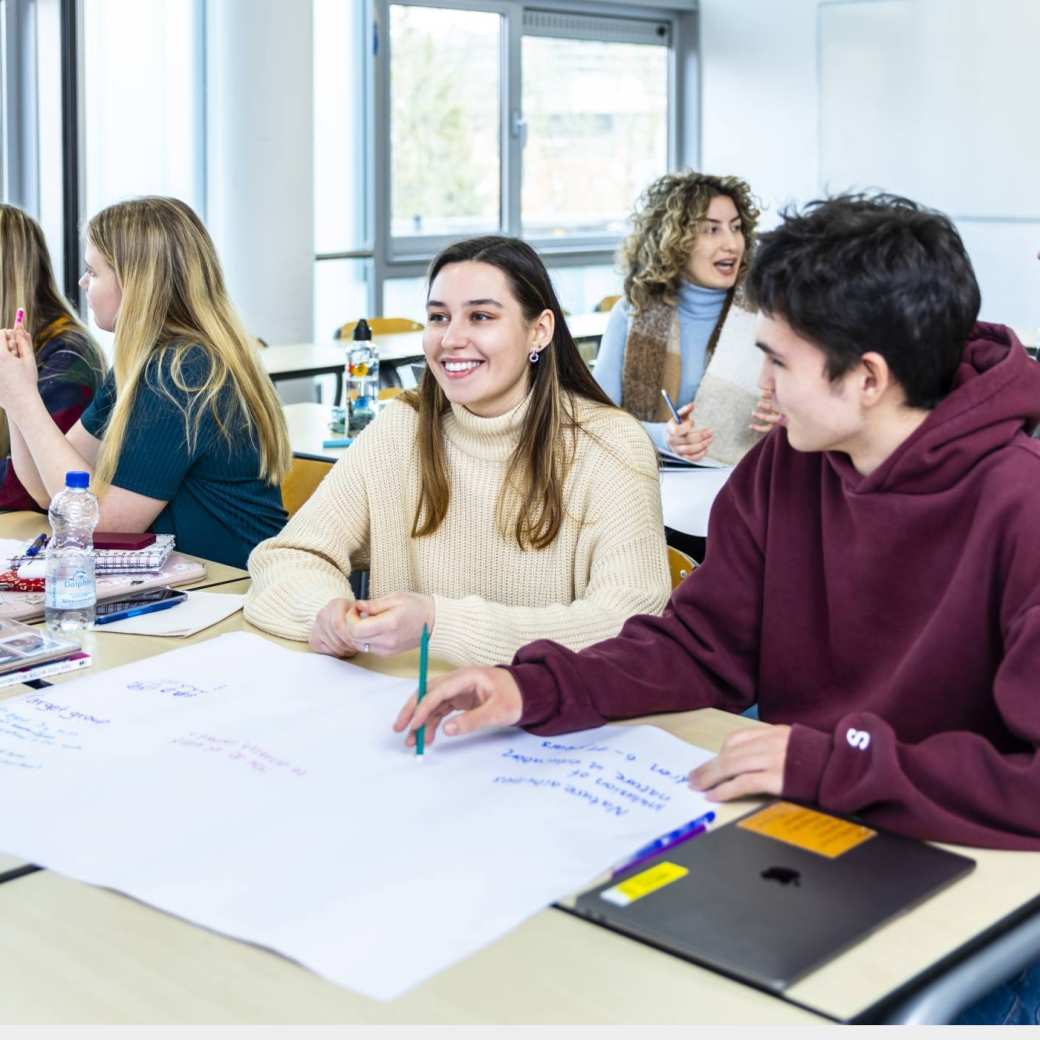 Studenten Sociaal Financiële Dienstverlening hebben les op de HAN