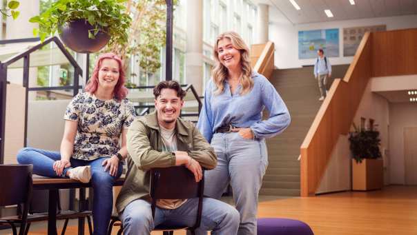 werving voltijd campagne, drie studenten in de hal kijken recht in de camera.