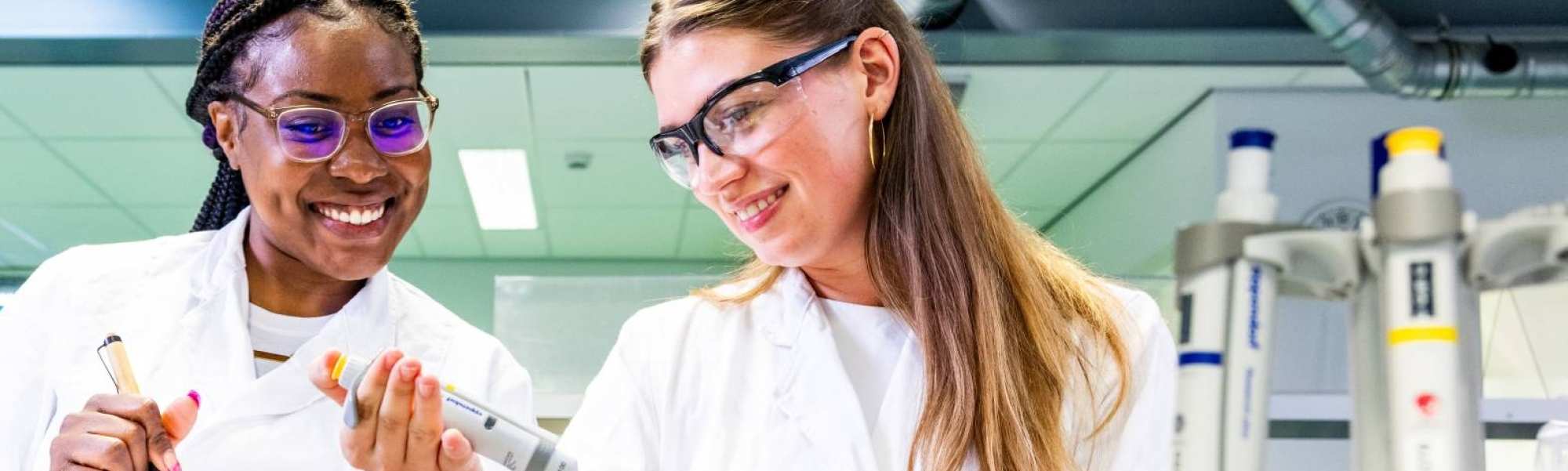 studenten met een pipet aan het werk in een bml lab