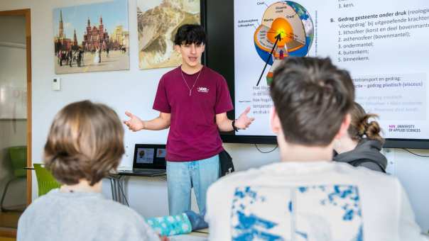 Een student geef een presentatie aan de klas. 