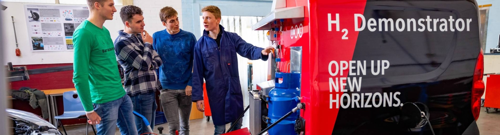 4 studenten van de zijkant bij de H2 demonstrator