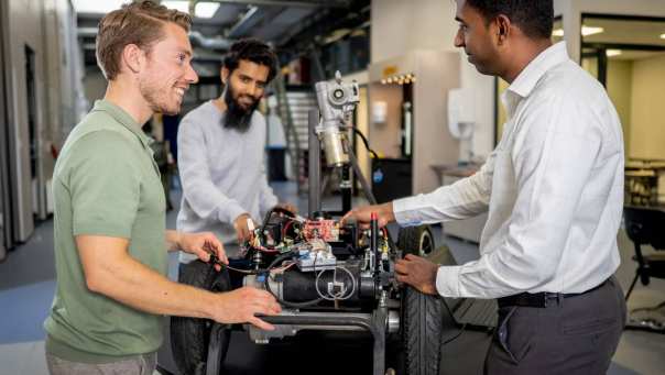 Een docent en twee studenten van de Master Engineering Systems Cyber Physical Systems werken aan het MORE-project, de scootmobiel.