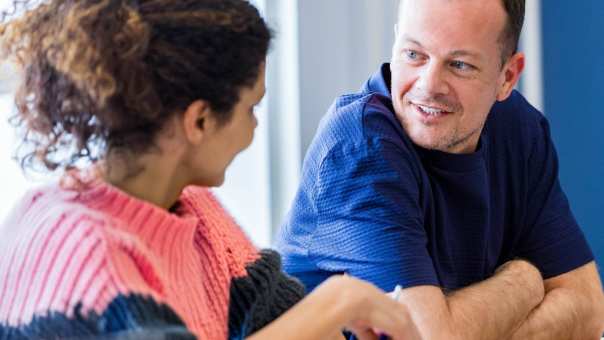 Man en vrouw zijn is overleg tijdens de cursus acute pijn service.